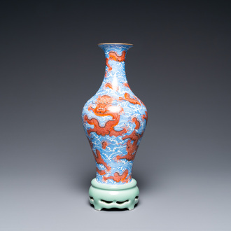 Un vase à décor de dragons tournant sur son socle en porcelaine de Chine, marque de Qianlong, 20ème