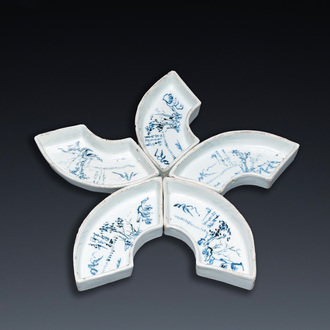 Cinq bols en forme d'éventail en porcelaine de Chine en bleu et blanc de type ko-sometsuke pour le marché japonais, Tianqi