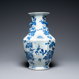 Een Chinese blauw-witte octagonale 'hu' vaas, 19e eeuw