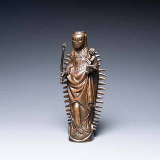 Een groot bronzen lusterornament in de vorm van een Madonna met Kind, Vlaanderen, 16e eeuw