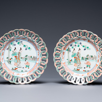 A pair of Chinese famille verte plates with reticulated border, Kangxi