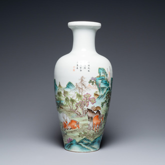 Un vase en porcelaine de Chine famille rose à décor des 'Huit chevaux de Mu Wang', marque de Hongxian, 20ème