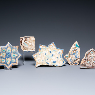 Een Kashan stertegel en vier fragmenten van reliëftegels met lusterglazuur, Iran, 13/16e eeuw