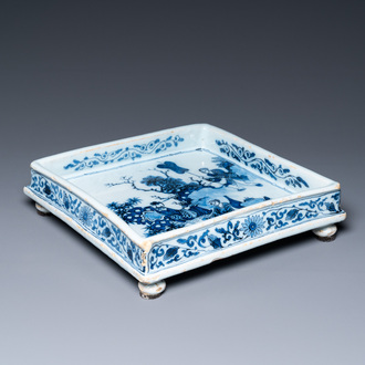 Een blauw-wit Delfts vierkant plateau met chinoiseriedecor, eind 17e eeuw