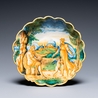 Een crespina in Italiaanse majolica met Hercules en Omphale, Urbino, 16e eeuw