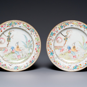 Une paire d'assiettes en porcelaine de Chine famille rose à décor d'une dame et deux garçons dans un jardin, Yongzheng