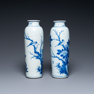 Une paire de vases de forme rouleau en porcelaine de Chine en bleu et blanc, époque Transition