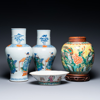 Une paire de vases et une jarre en porcelaine de Chine famille verte et un bol à décor 'Wu Shuang Pu', 19ème