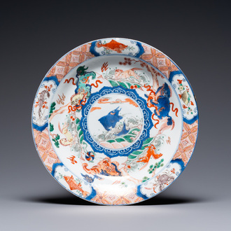 Un plat en porcelaine de Chine famille verte à décor d'une carpe, Kangxi