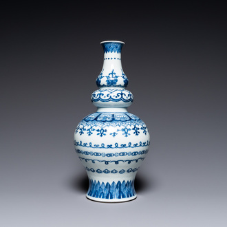 Un vase de forme triple gourde en porcelaine de Chine en bleu et blanc, marque de Jiajing, Qing