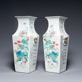 Une paire de vases de forme carrée en porcelaine de Chine famille rose, 19/20ème