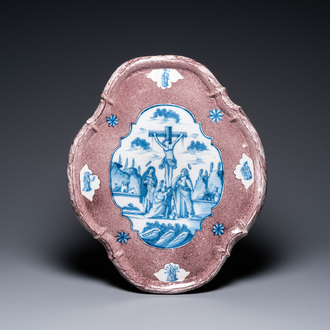 Een uitzonderlijk grote mangane en blauw-witte Delftse 'Golgotha' plaquette, 18e eeuw