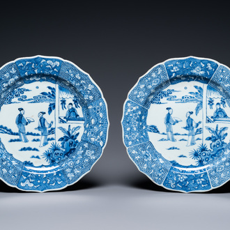 Een paar Chinese blauw-witte 'Xi Xiang Ji' schotels, Qianlong