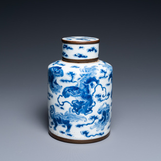 Een Chinese blauw-witte theebus met boeddhistische leeuwen, Jin Tang Fu Ji merk, Guangxu