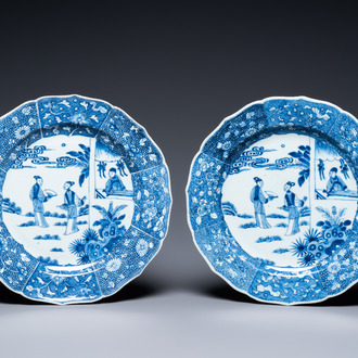 Paire de plats en porcelaine de Chine en bleu et blanc à décor d'une scène du 'Xi Xiang Ji', Qianlong