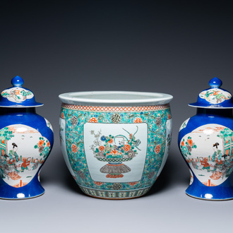 Une paire de vases couverts en porcelaine de Chine famille verte et un aquarium, 19ème