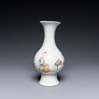 Un vase en porcelaine de Chine famille rose à décor d'antiquités et de personnages, Yongzheng