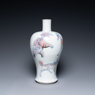 Un vase de forme 'meiping' en porcelaine de Chine en bleu, blanc et rouge de cuivre, marque de Qianlong, 18/19ème