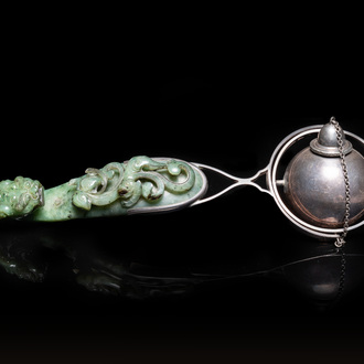 Un boucle de ceinture en jade monté comme briquet de table en argent par Gump & Co., Qing et 20ème