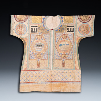 Een Ottomaans voor voorspoed beschilderd 'jama' hemd met Koranverzen in Naskh en Thuluth schrift, 18/19e eeuw