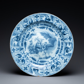 Een blauw-witte Delftse schotel met chinoiseriedecor, eind 17e eeuw