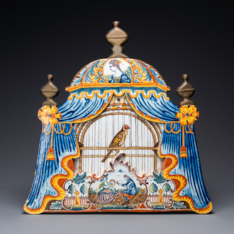 Une grande plaque figurant un cage à oiseaux en faïence polychrome de Delft montée en bronze, 18ème