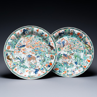 Une paire de plats en porcelaine de Chine famille verte à décor d'animaux mythiques, Kangxi