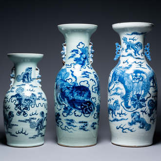 Drie Chinese blauw-witte en celadon vazen met boeddhistische leeuwen, 19e eeuw