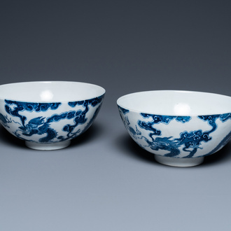 Une paire de bols en porcelaine de Chine 'Bleu de Hue' pour le Vietnam, 20ème