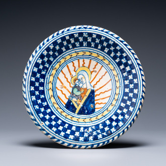 Een Antwerpse majolica schotel met Madonna met Kind, 16e eeuw