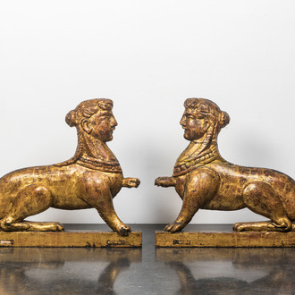 Une paire de modèles de sphinx en bois doré, France ou Italie, 18ème