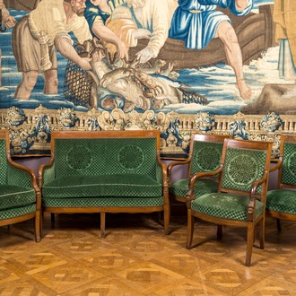 Salon composé d'un fauteuil à deux, une bergère et trois chaises en bois sculpté tapissé en vert, 19ème