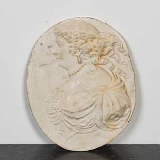 Médaillon ovale en marbre sculpté au portrait d'une femme noble en buste, 17/18ème