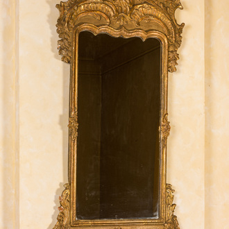 Miroir en bois doré à décor rocaille, France, 19ème