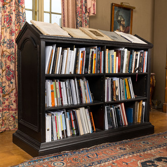 An ebonised wooden bookcase, 20th C.