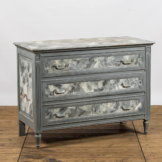 A painted wooden faux marbre chest of drawers, 20th C.