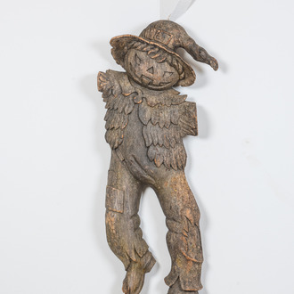 Een grote houten figuur met pompoenhoofd in Halloween-thema, midden 20e eeuw