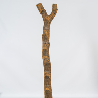 An African wooden ladder on a metal base, 19/20th C.