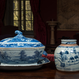 A Chinese blue and white tureen and a covered jar, 18/19th C.