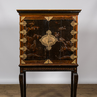 An English lacquered and painted chinoiserie cabinet on stand, 18/19th C.