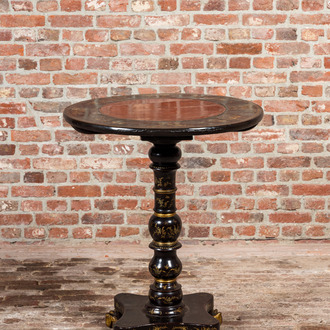 Table d'appoint laquée noir et dorée à décor de chinoiserie, 20ème