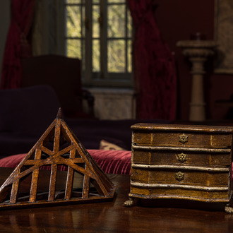 A patinated wooden miniature commode and a maquette for a roof, 19th C.