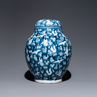 Pot couvert en porcelaine de Chine en bleu et blanc à décor de grues, 19/20ème