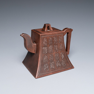 Een Chinese Yixing steengoed theepot met deksel, Wen Ben Cang Hu merk, Republiek