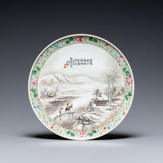Assiette en porcelaine de Chine famille rose à décor d'un paysage d'hiver, marque de Qianlong, datée 1957, République