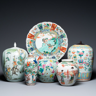 Trois vases en porcelaine de Chine famille rose, deux en famille verte et un plat, 19/20ème