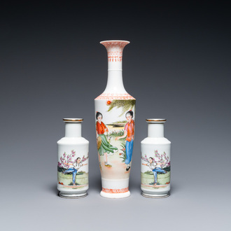 Trois vases en porcelaine de Chine à décor de la Révolution Culturelle, un daté 1972