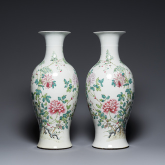 A pair of Chinese famille rose vases with floral design, Qianlong mark, 19/20th C.
