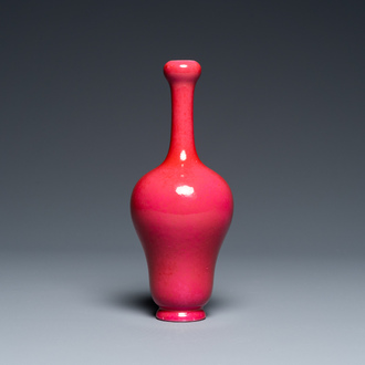 Vase en porcelaine de Chine à émail en rouge rubis monochrome, marque de Qianlong, République