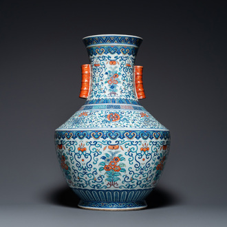 Grand vase 'hu' en porcelaine de Chine doucai, marque de Qianlong, 19ème